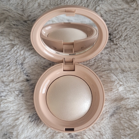 Enlighten - Rare Beauty Highlighter Selena Gomez - Picture 2 of 14